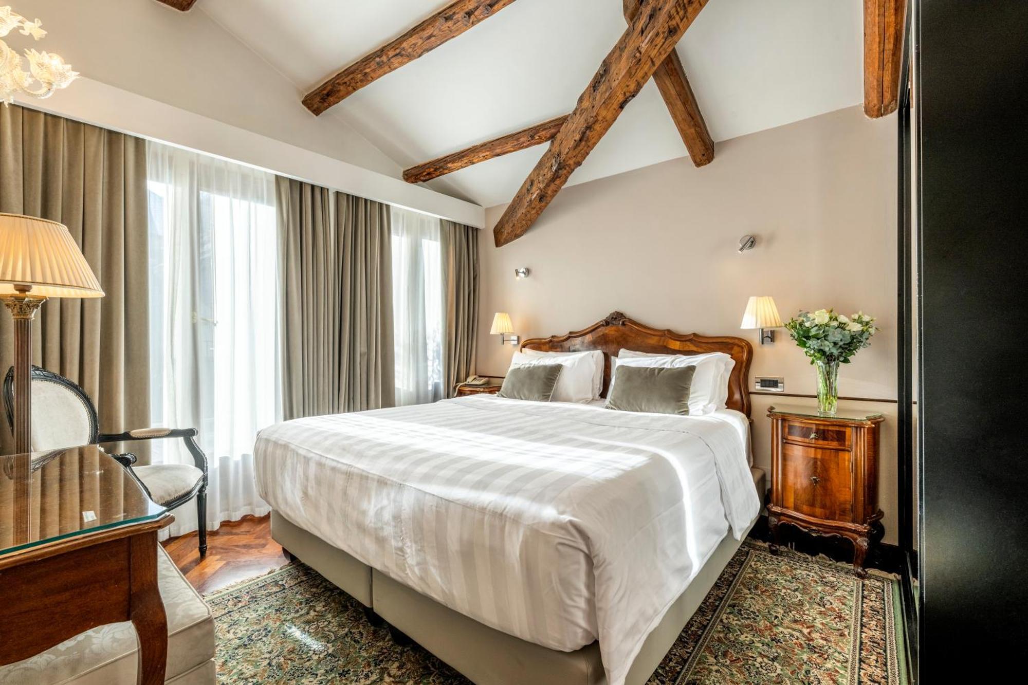 Double Room with Terrace and Canal View