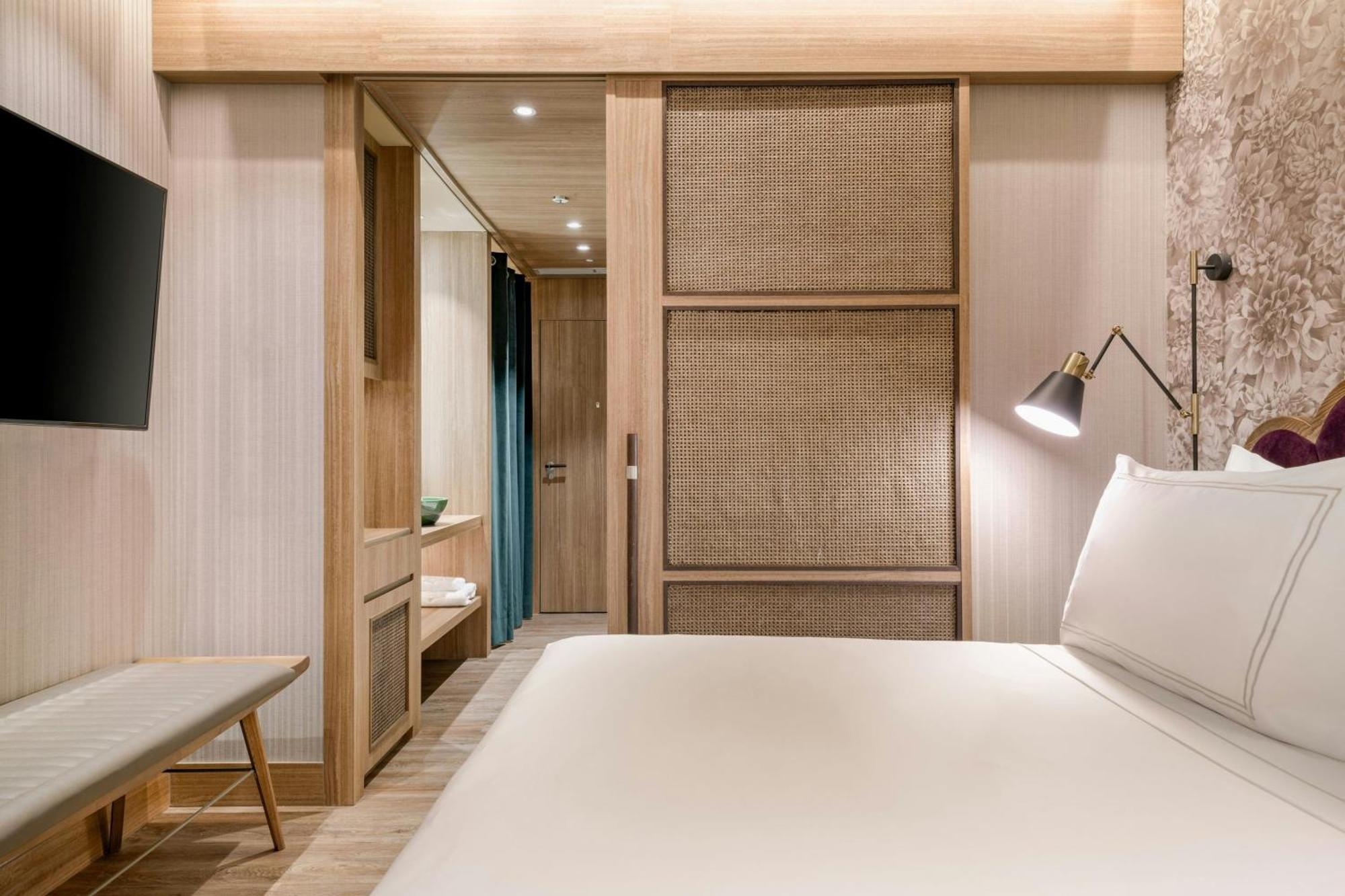 Deluxe King Room City View