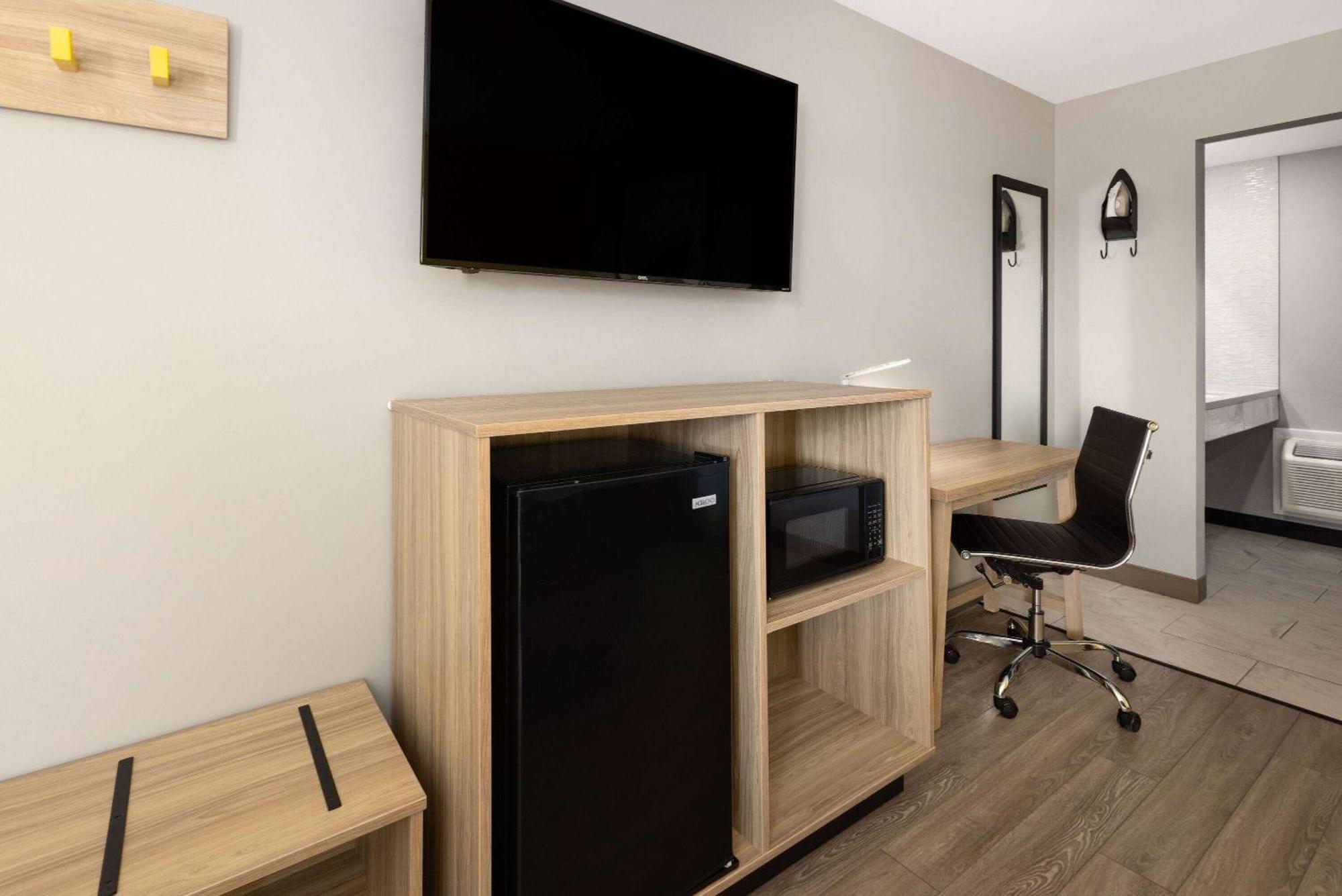 King Room with Mobility Access and Bathtub with Grab Bars, Non-Smoking,1643768155:JPEG