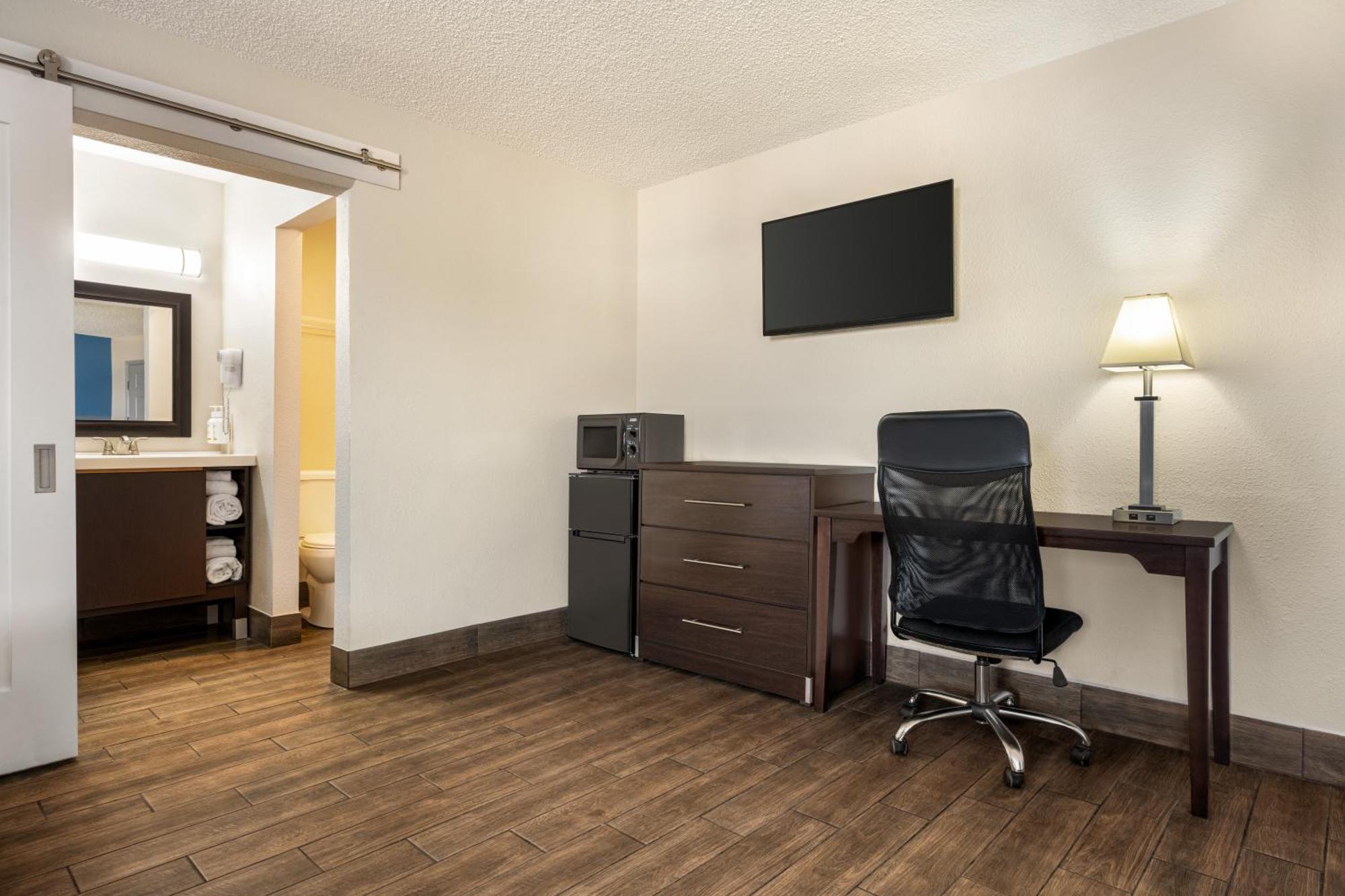 Superior Queen Room Three Queen Beds Smoke