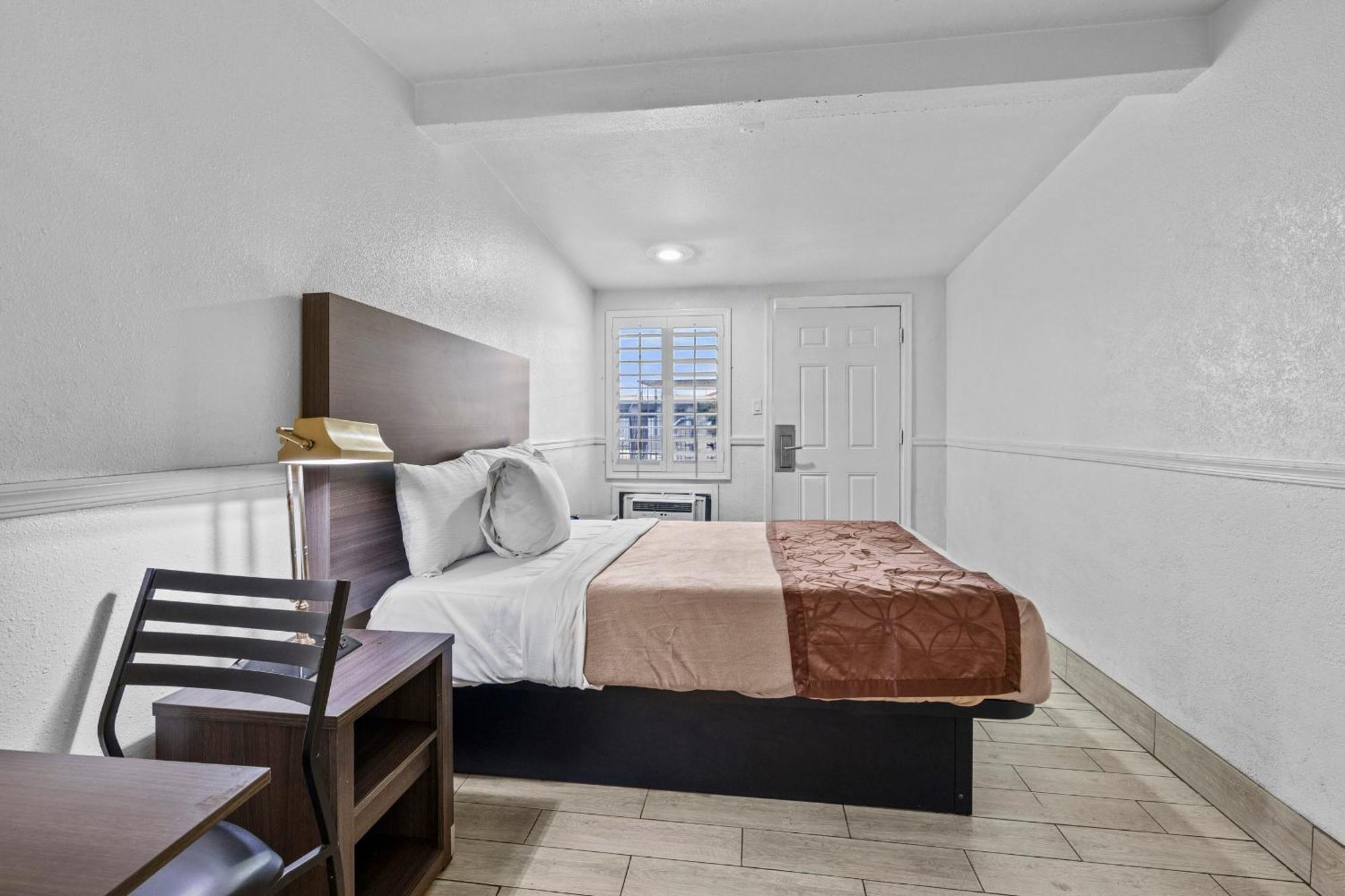 Executive King Room 1 Bedroom Smoking