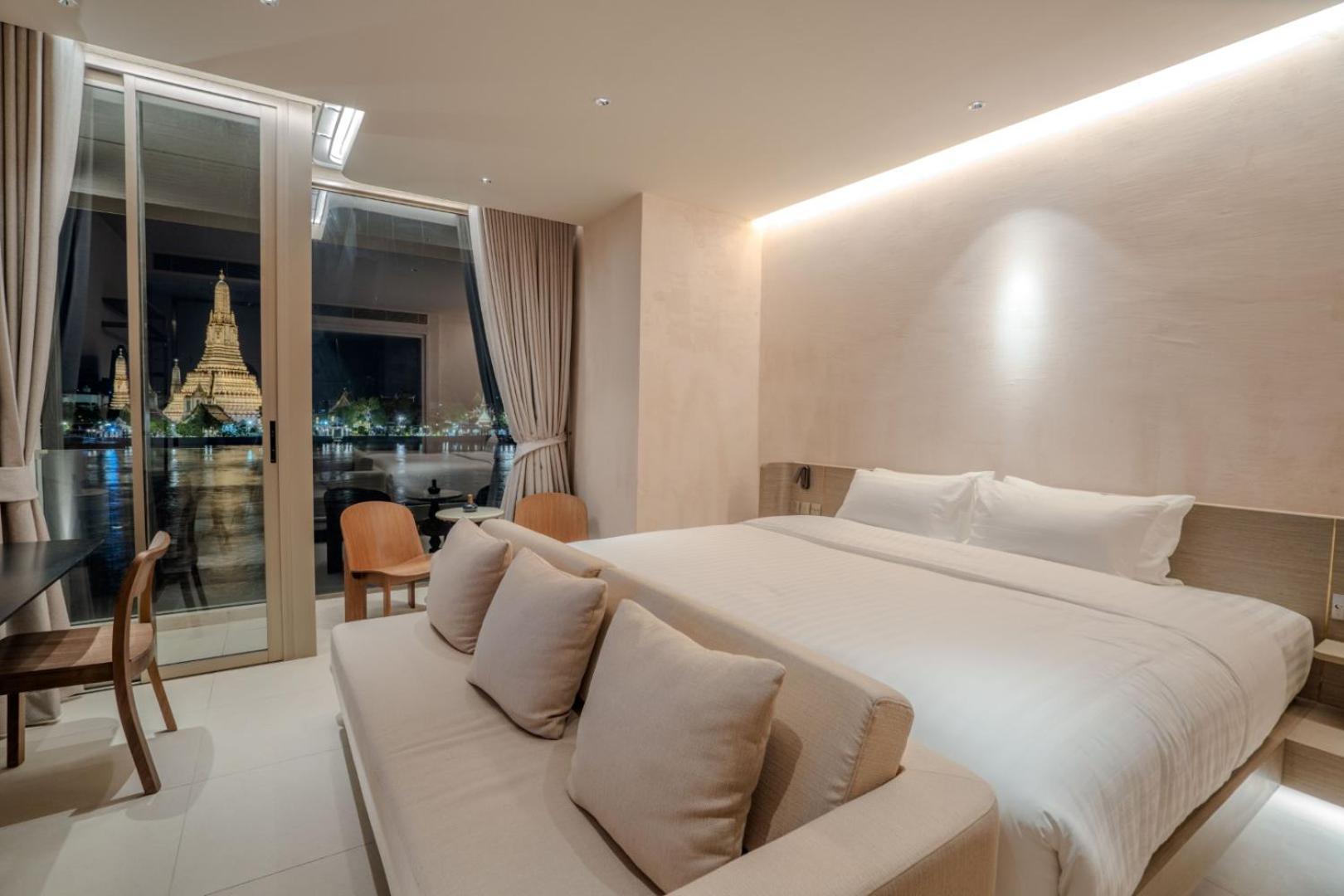 Zimmer mit Kingsize-Bett und Balkon