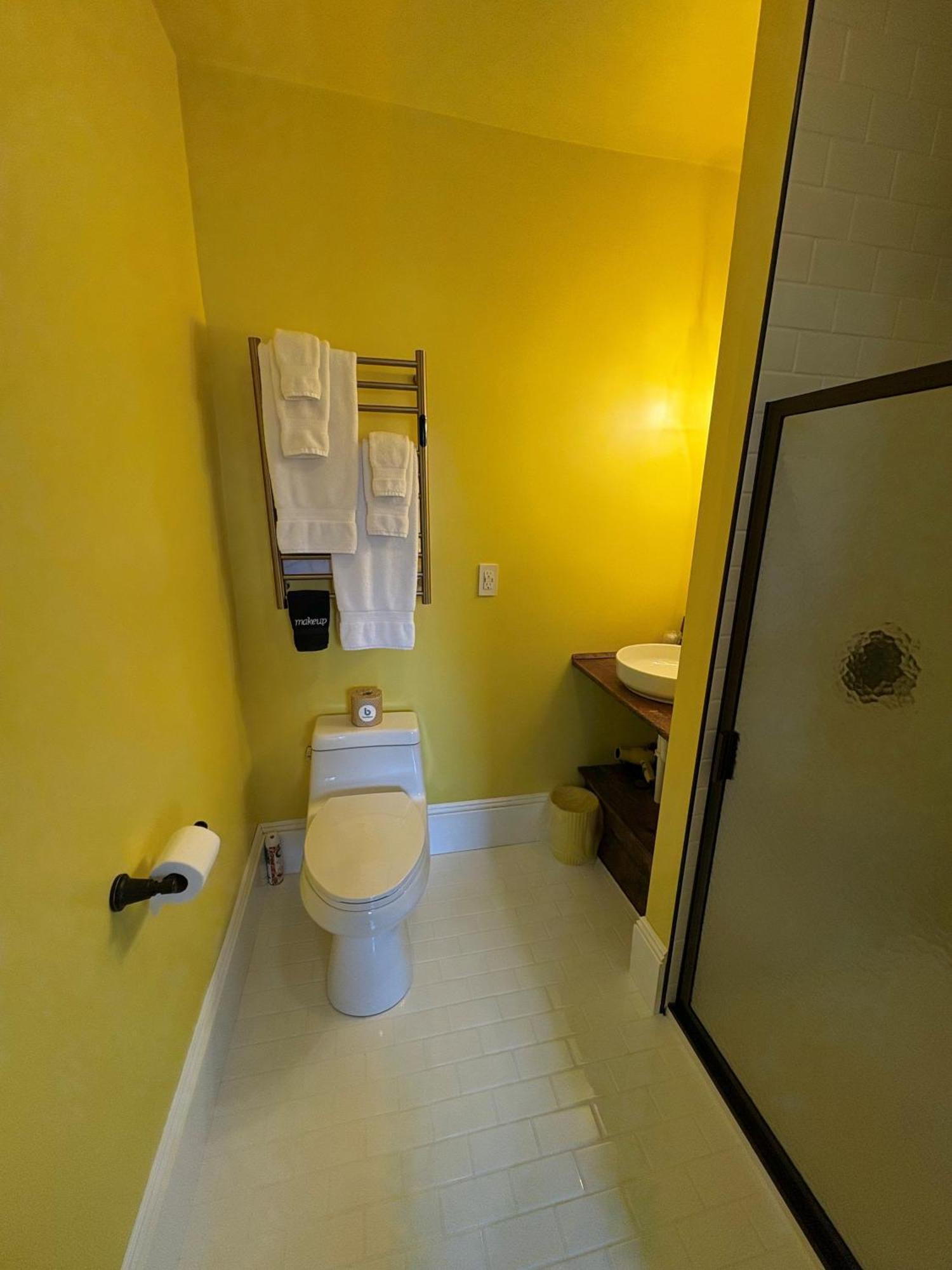 Twin Room,1663998419:JPEG