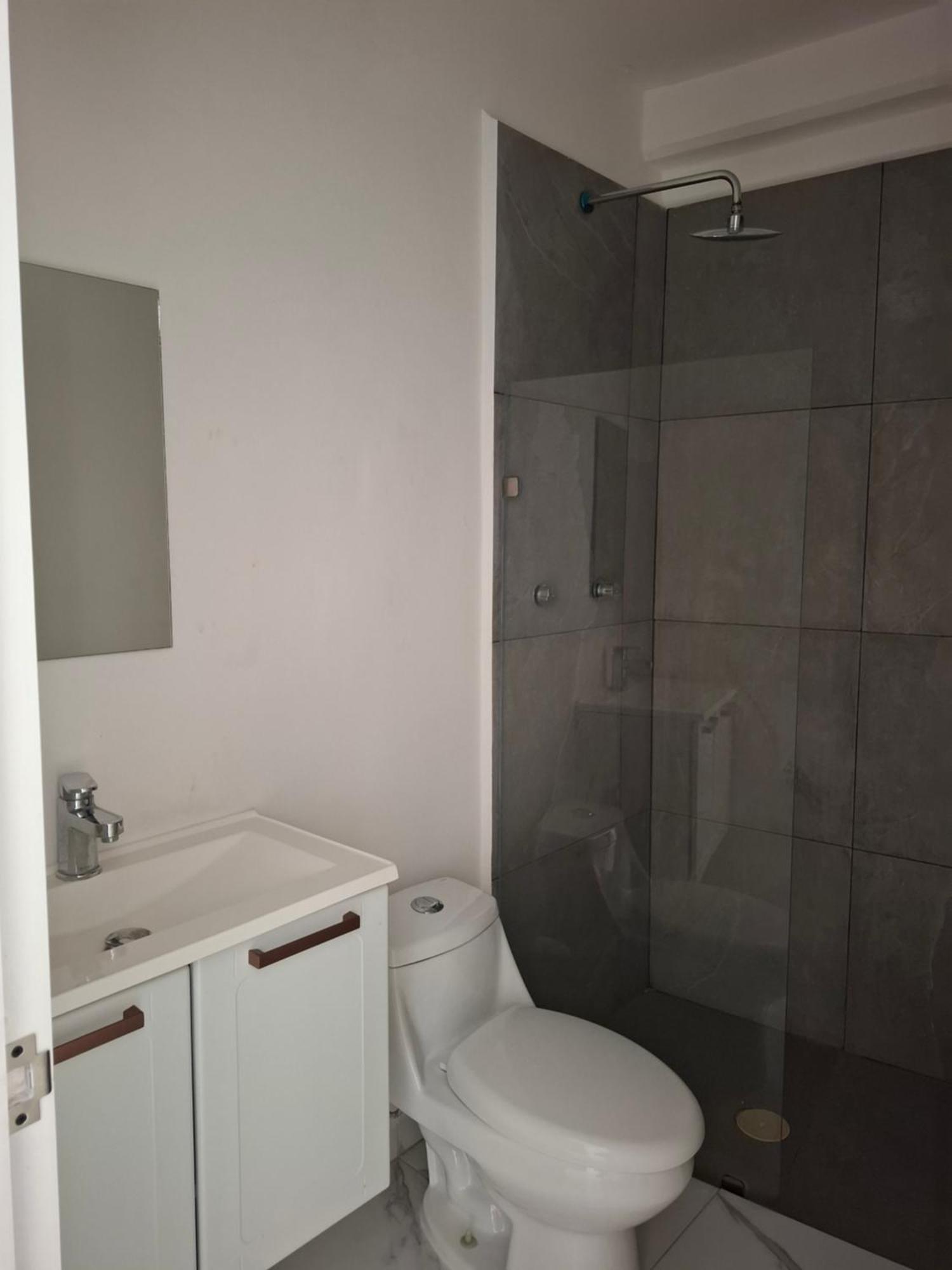 Habitación con cama extragrande.