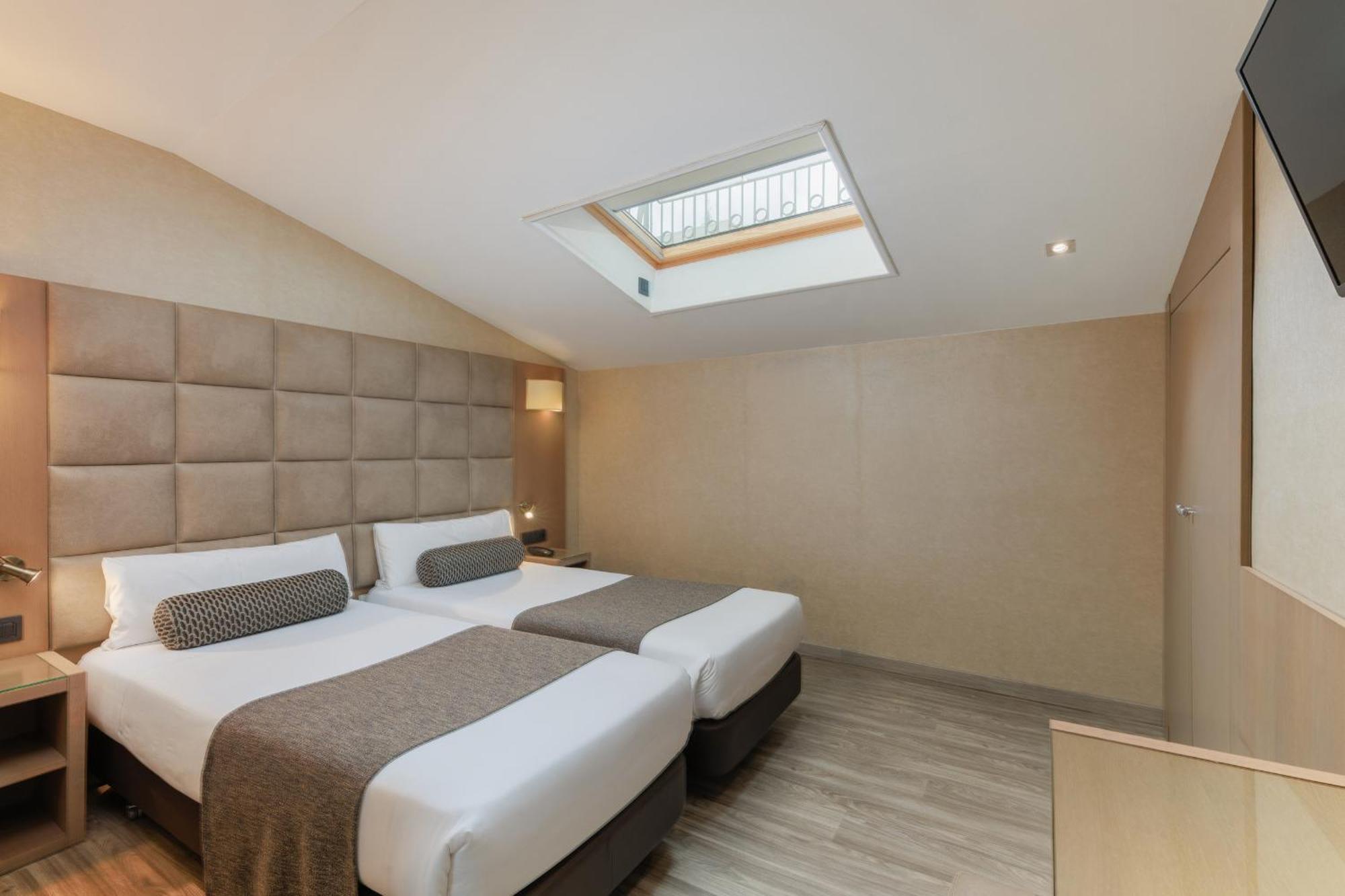 Attic Interior Double Room,1669814820:JPEG