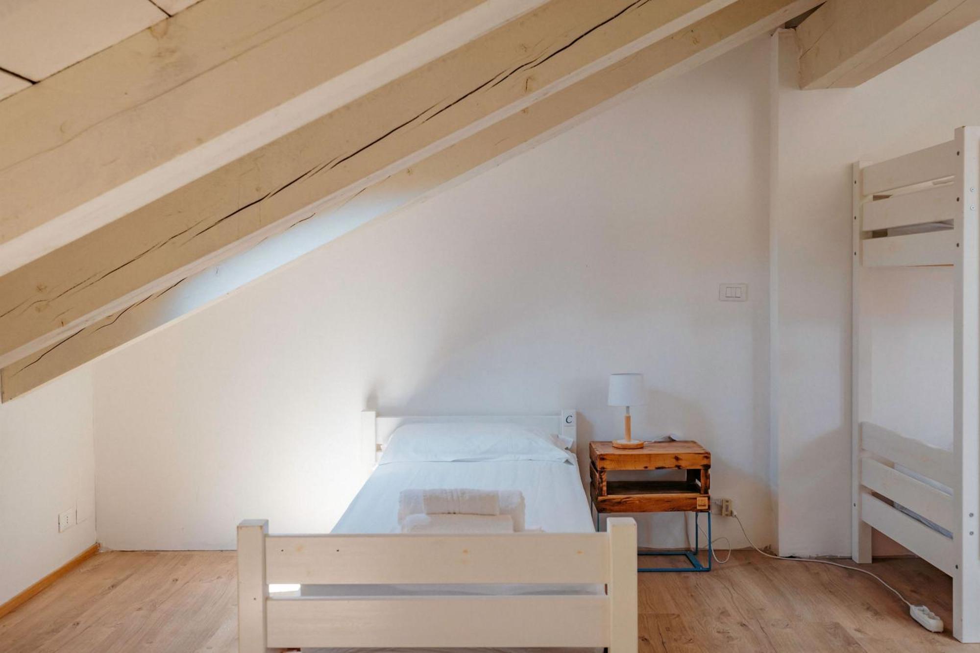 Habitación compartida mixta de 5 camas
