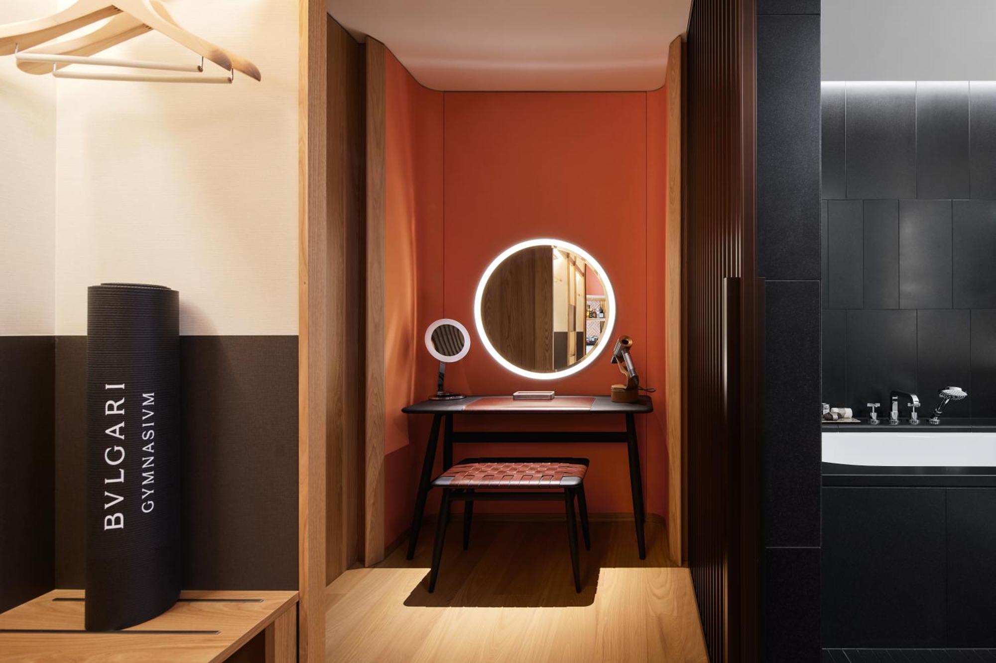 Deluxe Doppelzimmer mit 2 Doppelbetten und Blick auf die Skyline