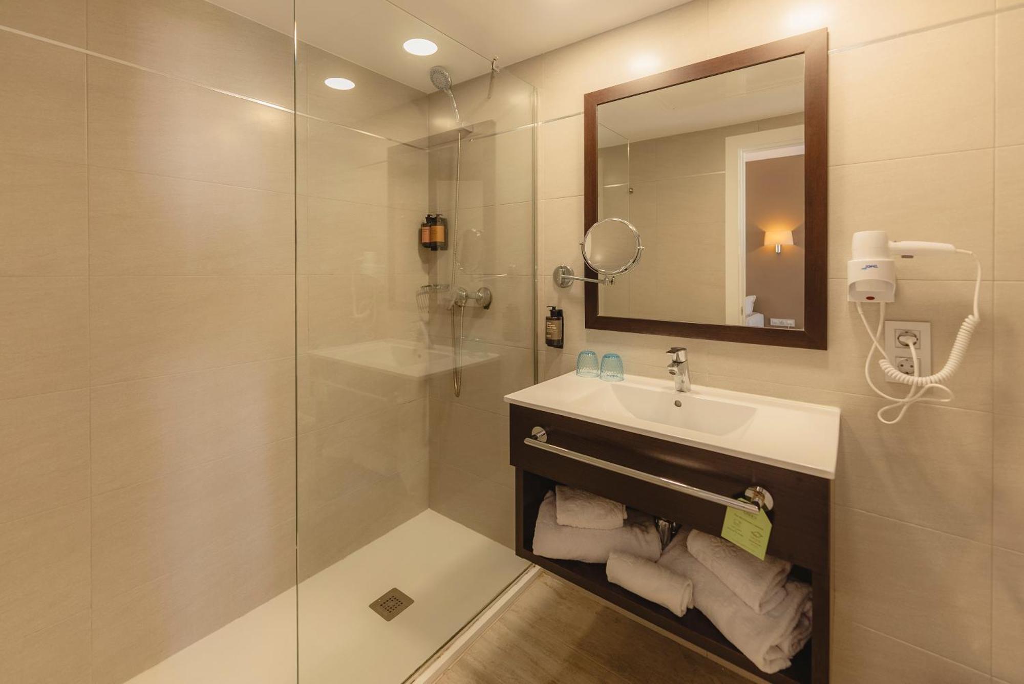 Doppelzimmer mit Whirlpool-Badewanne