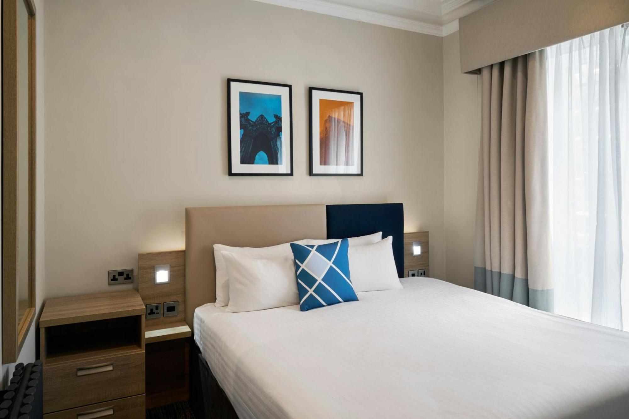 Estudio más grande con 1 cama extragrande y sofá cama