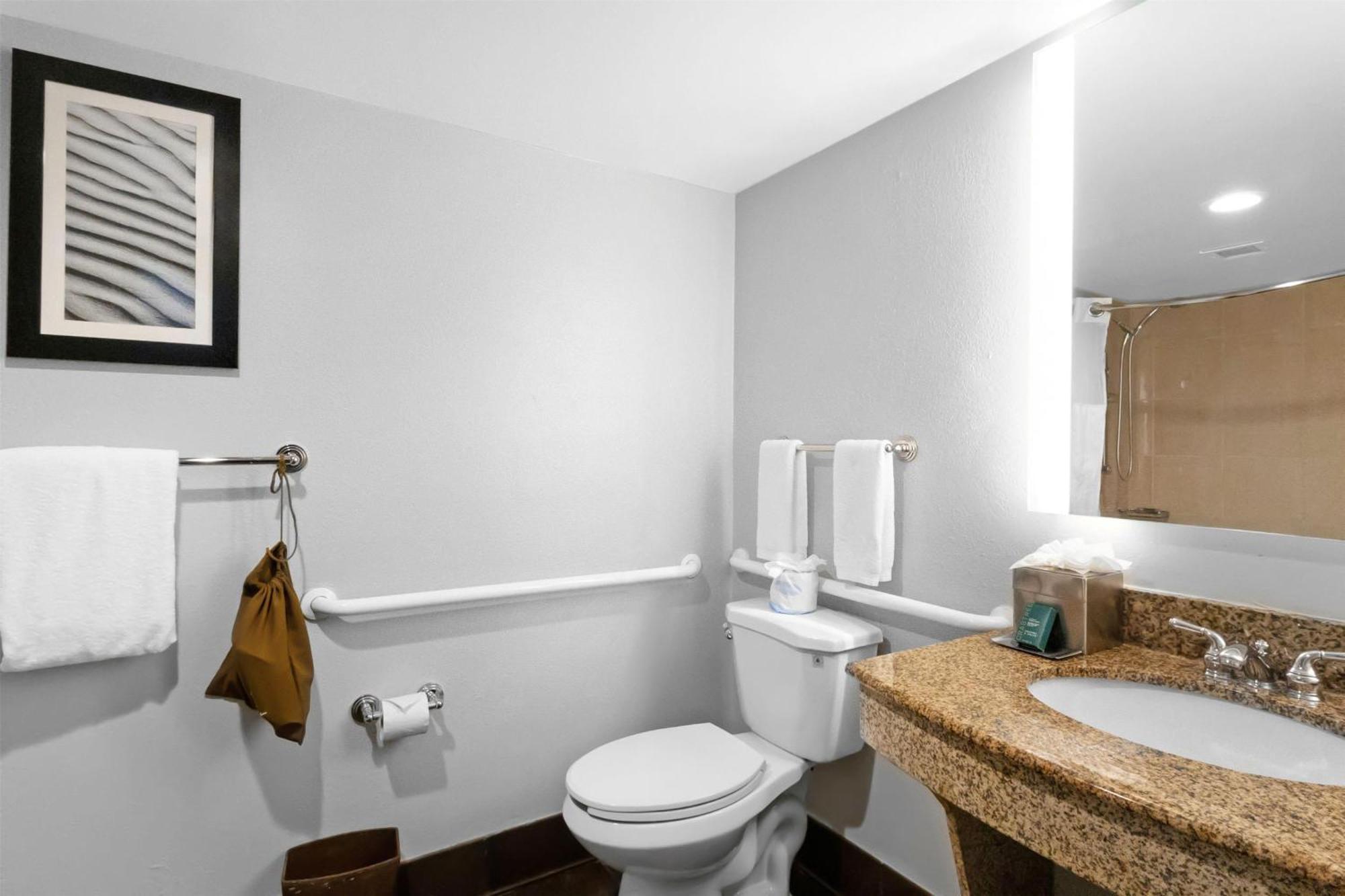 King Room Accessible Tub Mobility Access or Non-Smoking,1688812911:JPEG