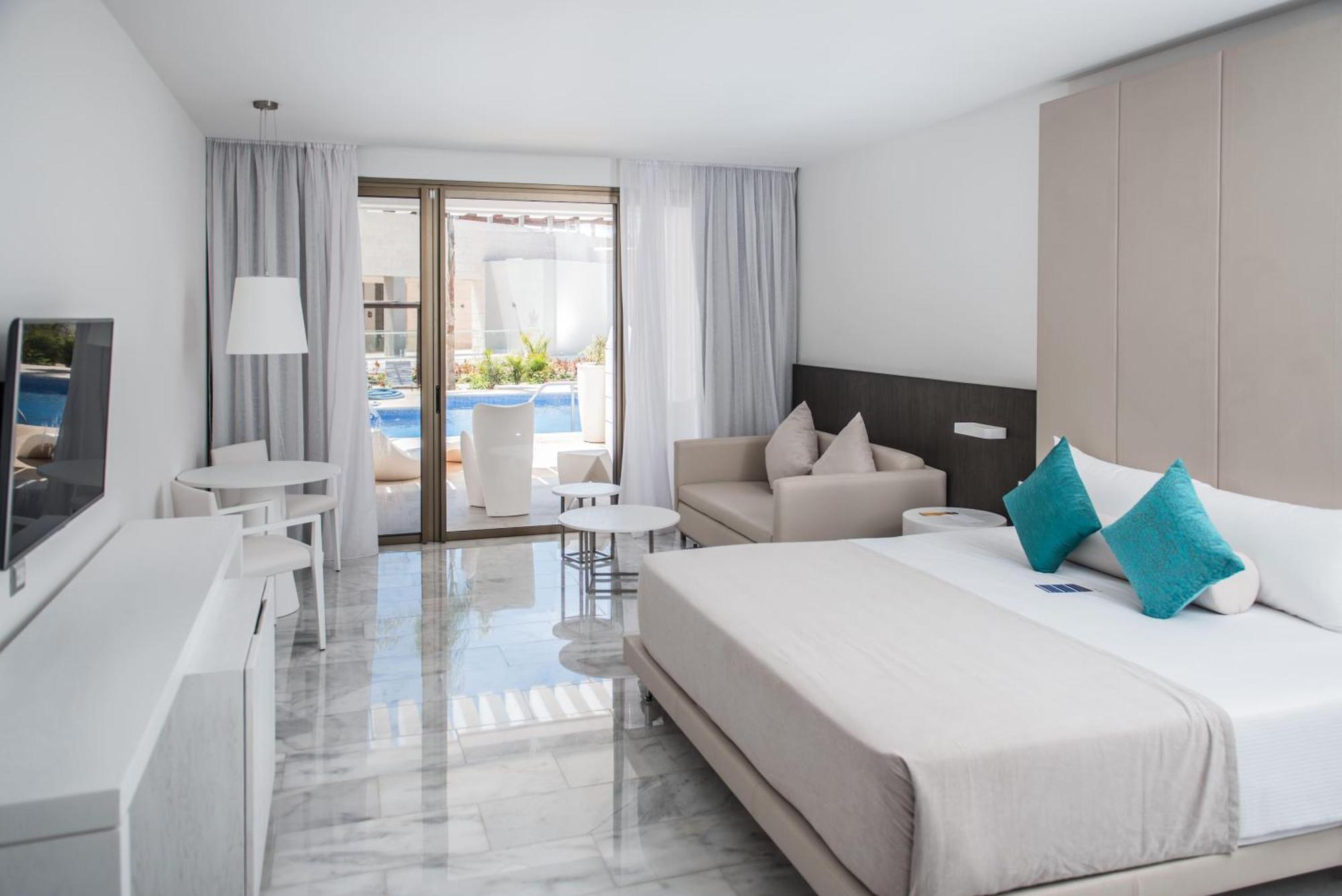 Deluxe Junior Suite Pool Access