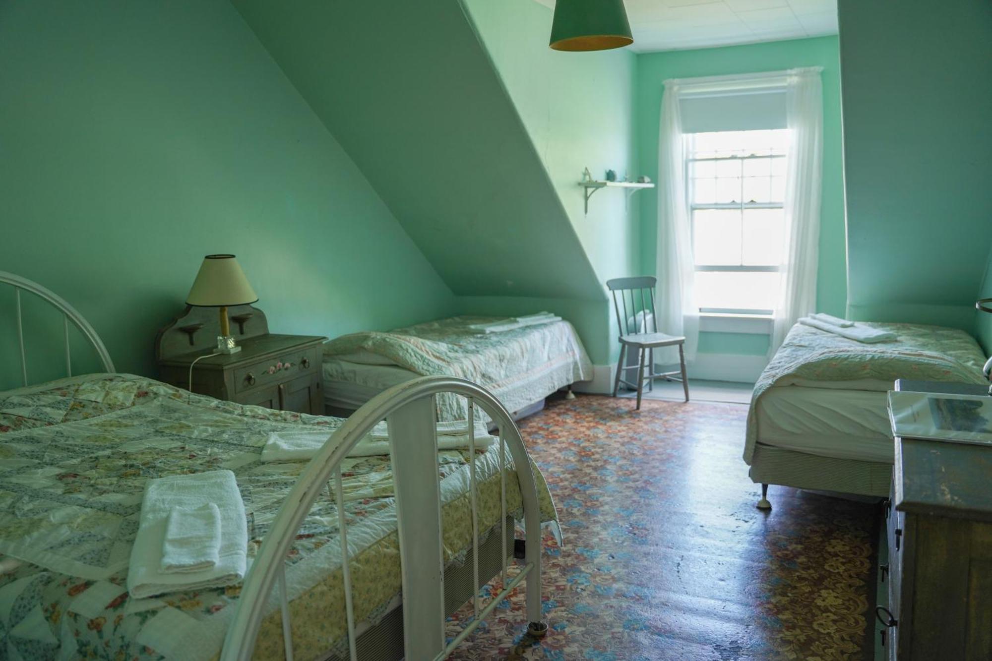 Family Room with Shared Bathroom rm. 1,1697923290:JPEG