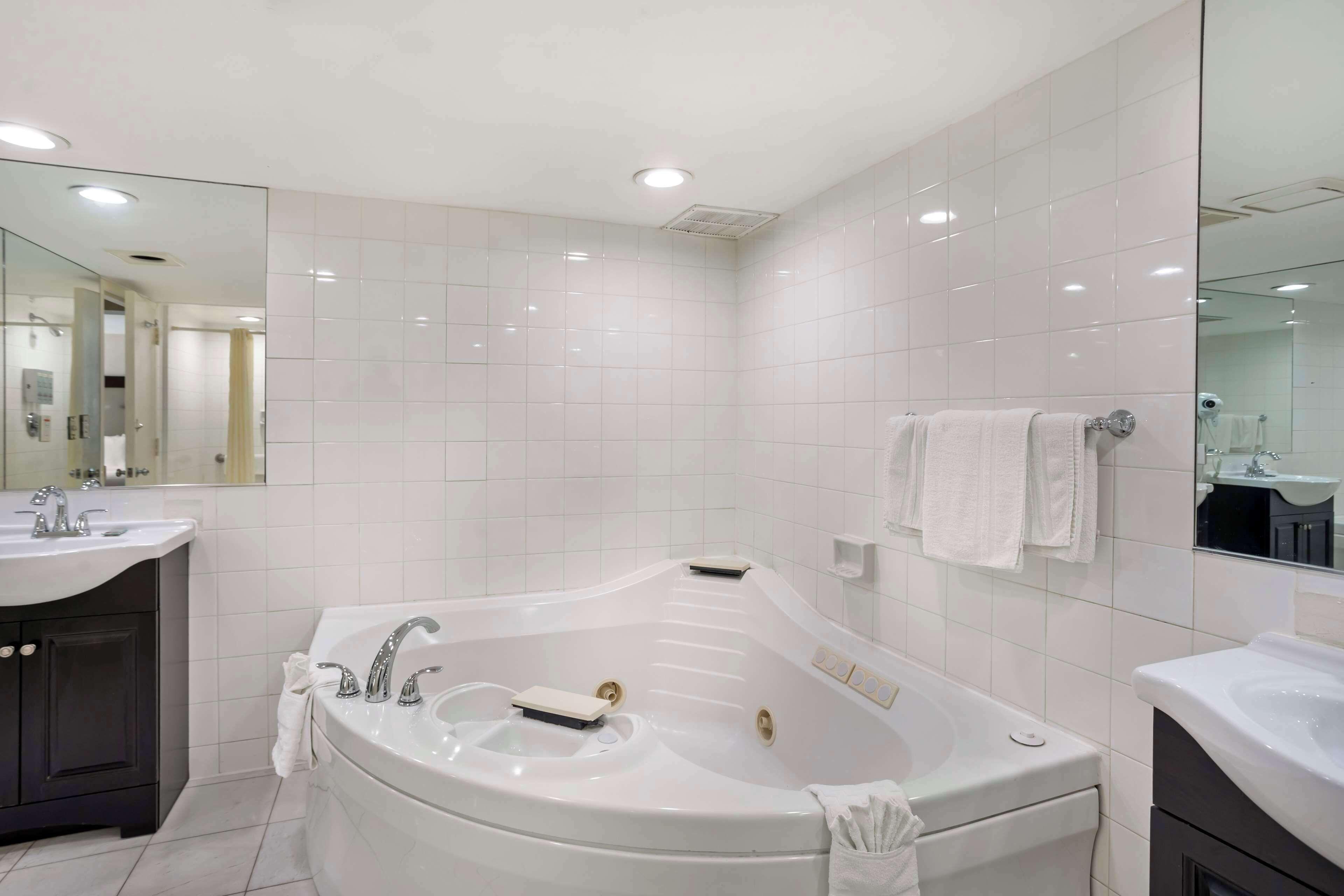 King Suite with Spa Bath - Non-Smoking