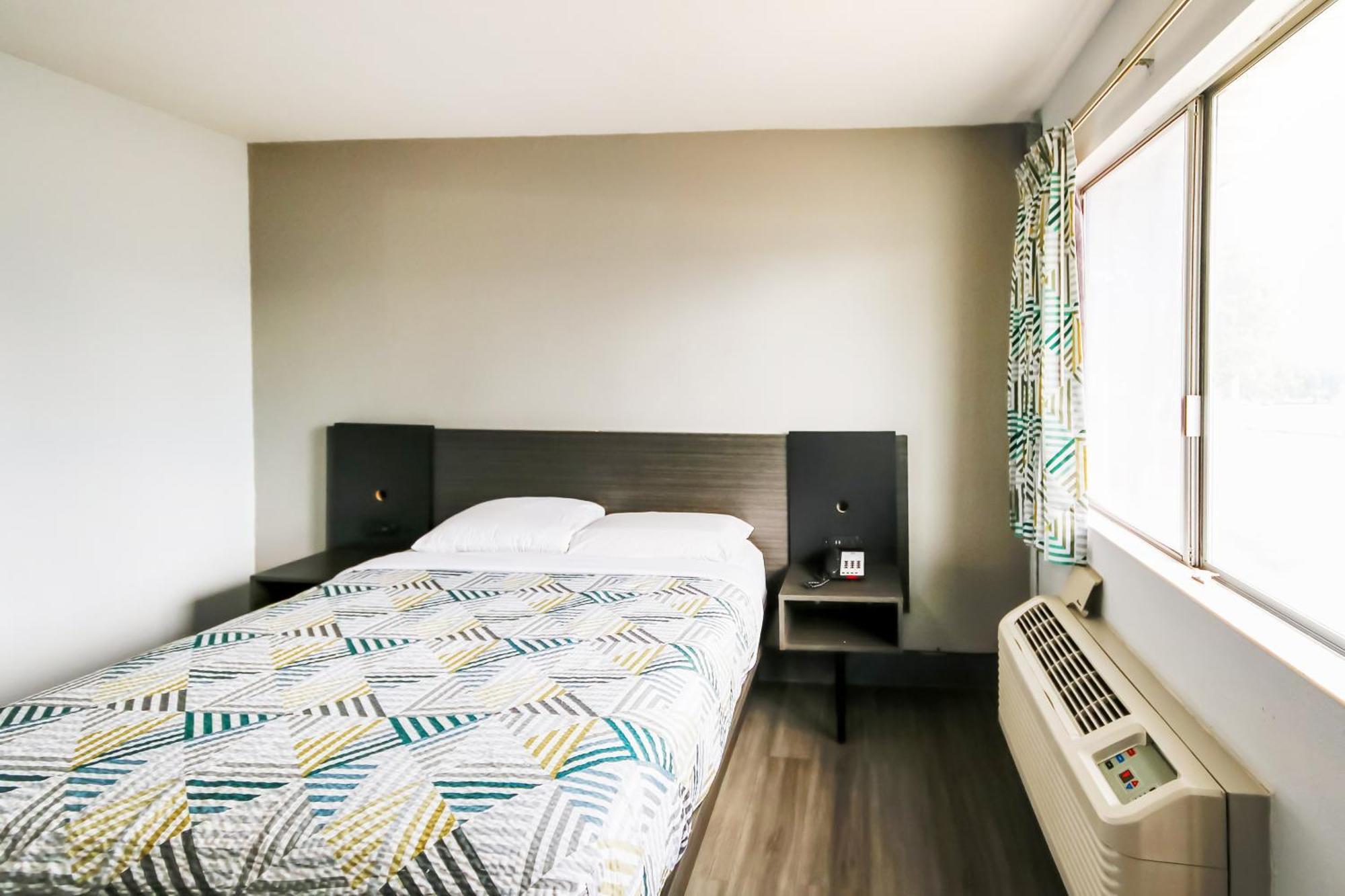 Queen Bed Accessible Smoking