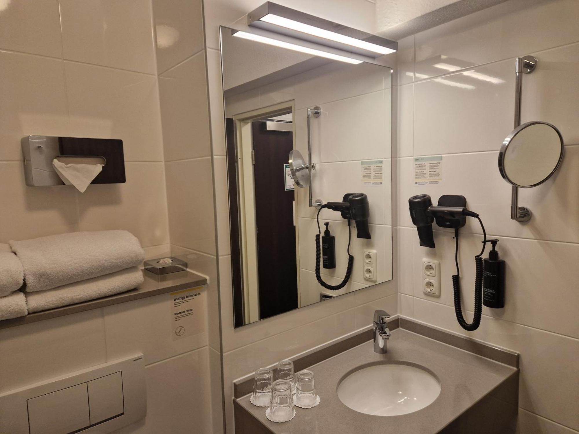One-Bedroom Suite with Garden View and Kitchen