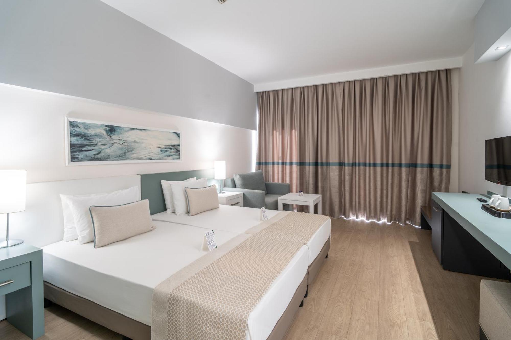 Doppel-/Zweibettzimmer mit seitlichem Meerblick