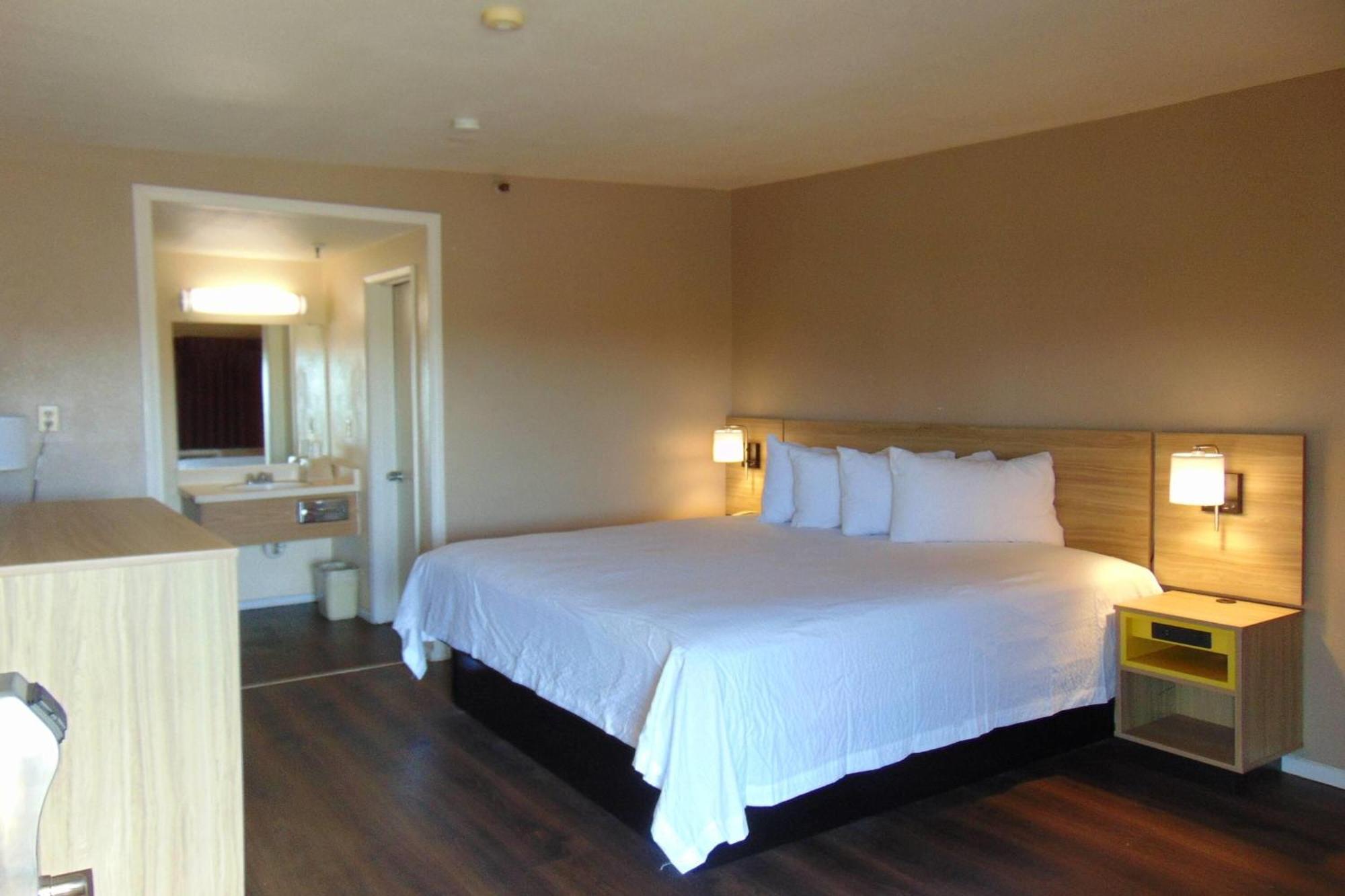 King Room with Tub and Grab Bars - Mobility/Hearing Accessible - Non-Smoking,1717042012:JPEG