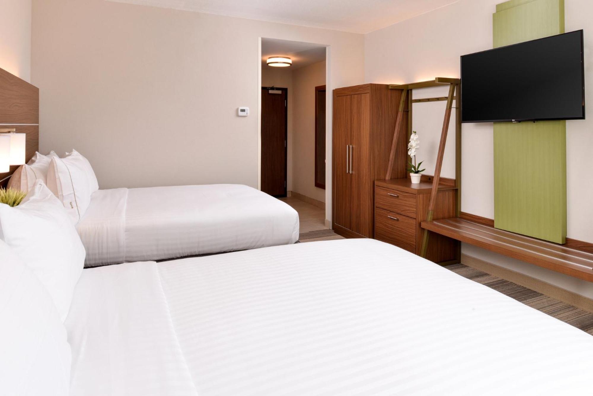 Queen Room Two Queen Beds Hearing Accessible or Non-Smoking,1501182649:JPEG