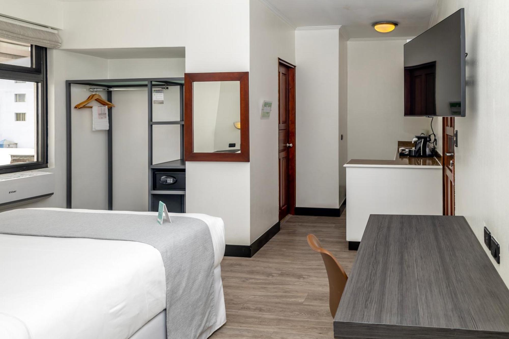 Familiar Suite 1 Queen Bed 1 Full Bed