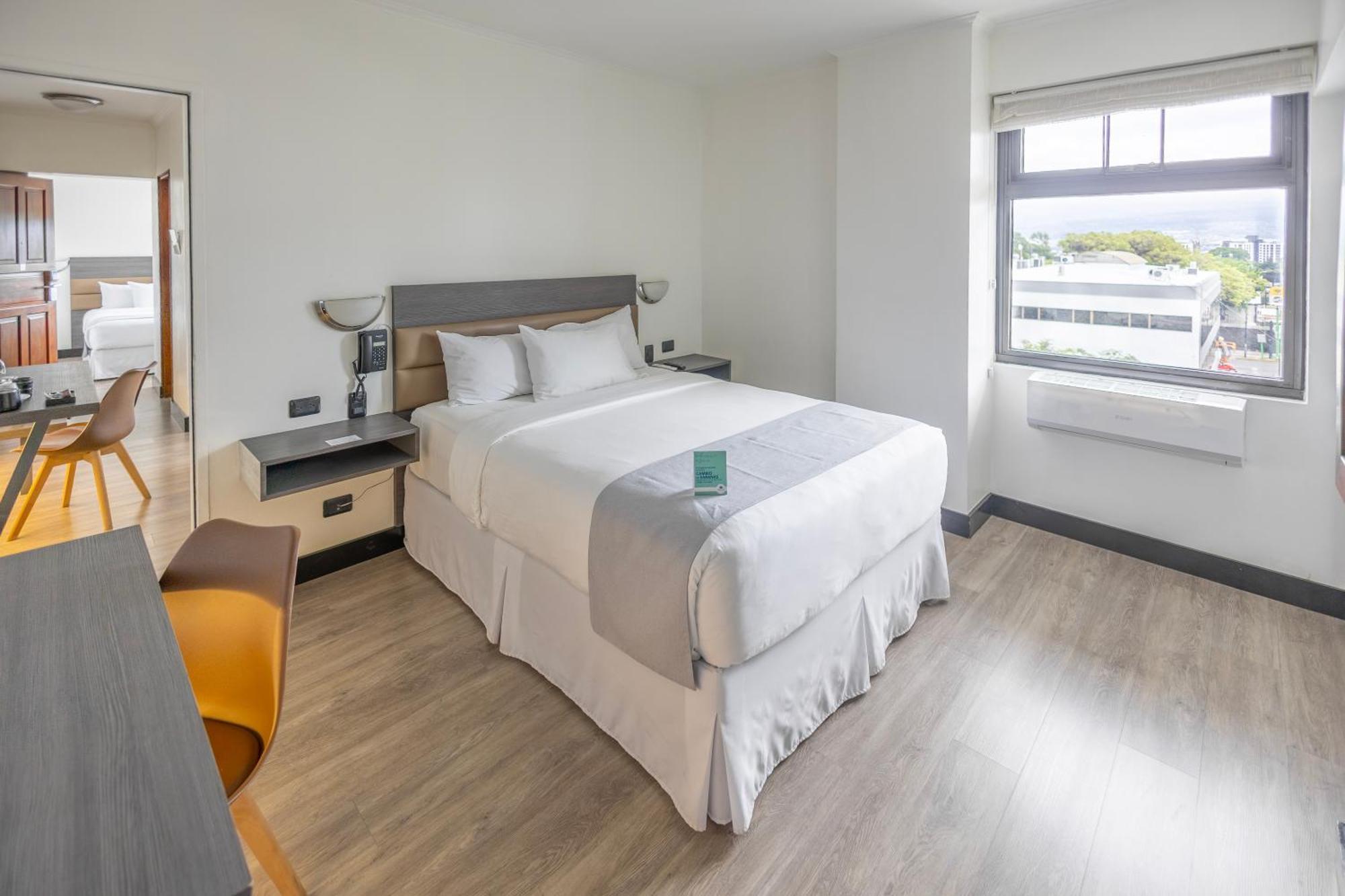 Family Suite 1 Queen Bed