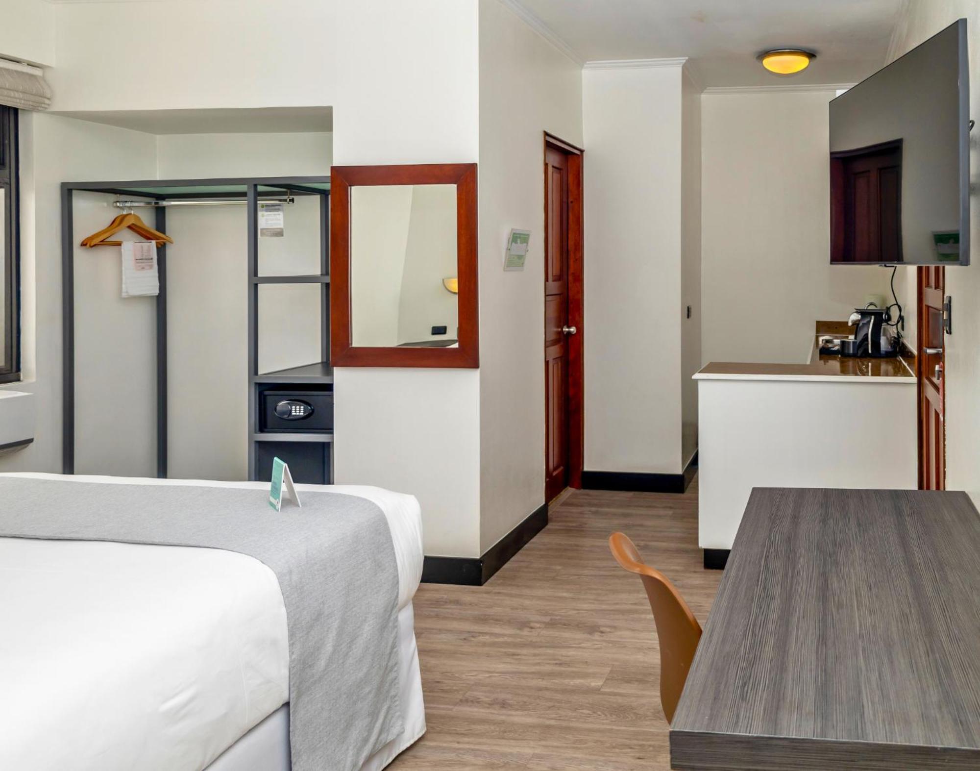 Familiar Suite 1 Queen Bed 1 Full Bed