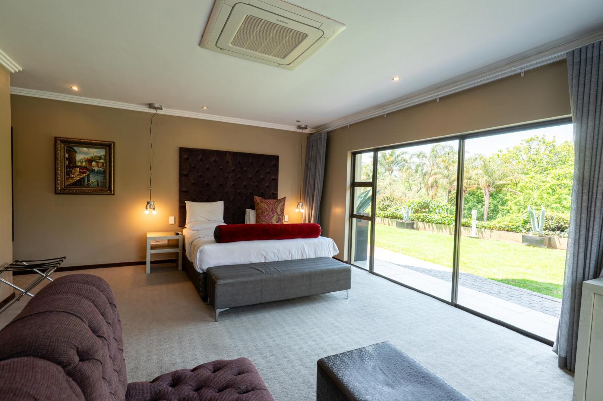 Habitación con cama extragrande.