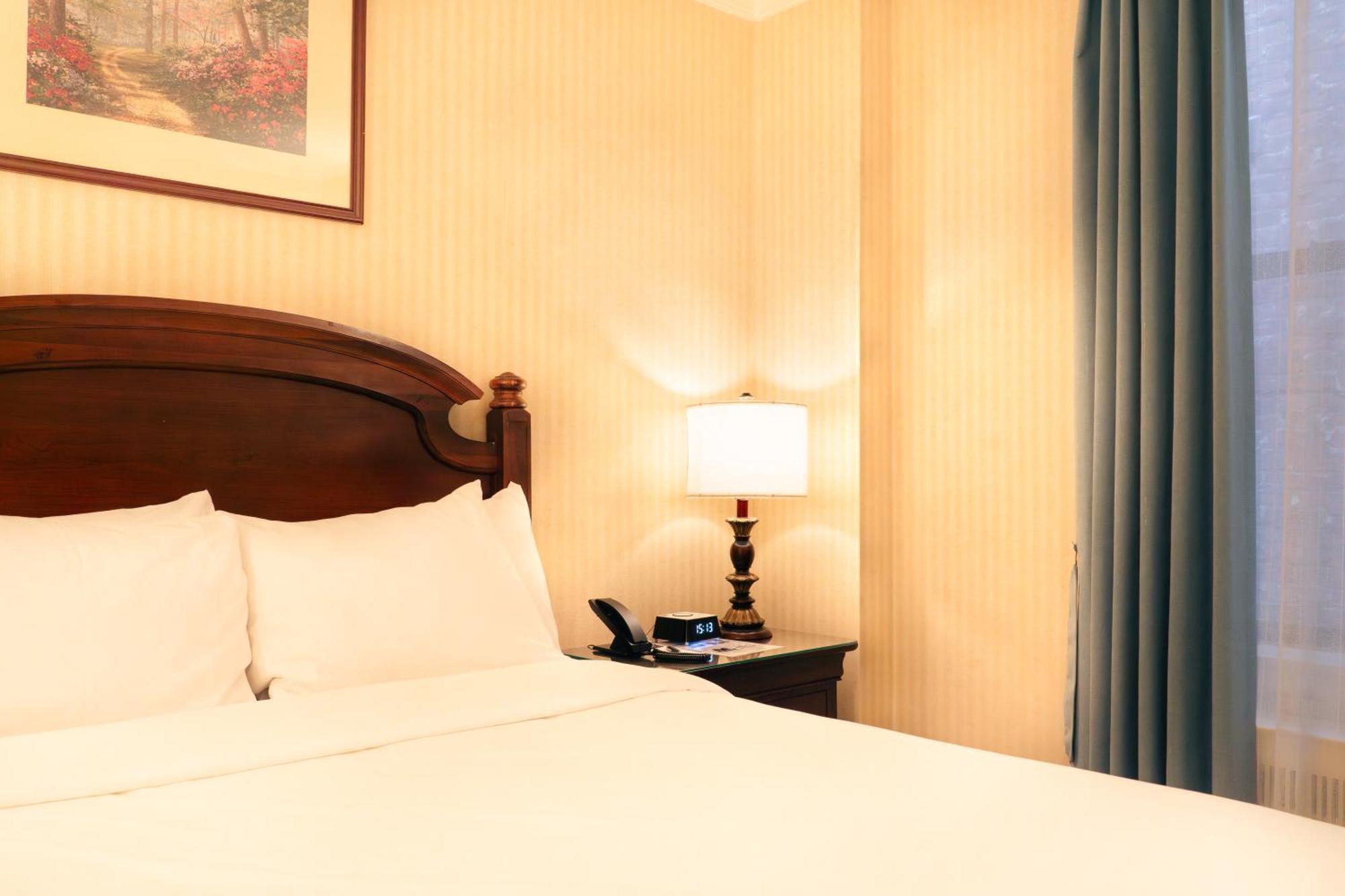 Deluxe Queen Room