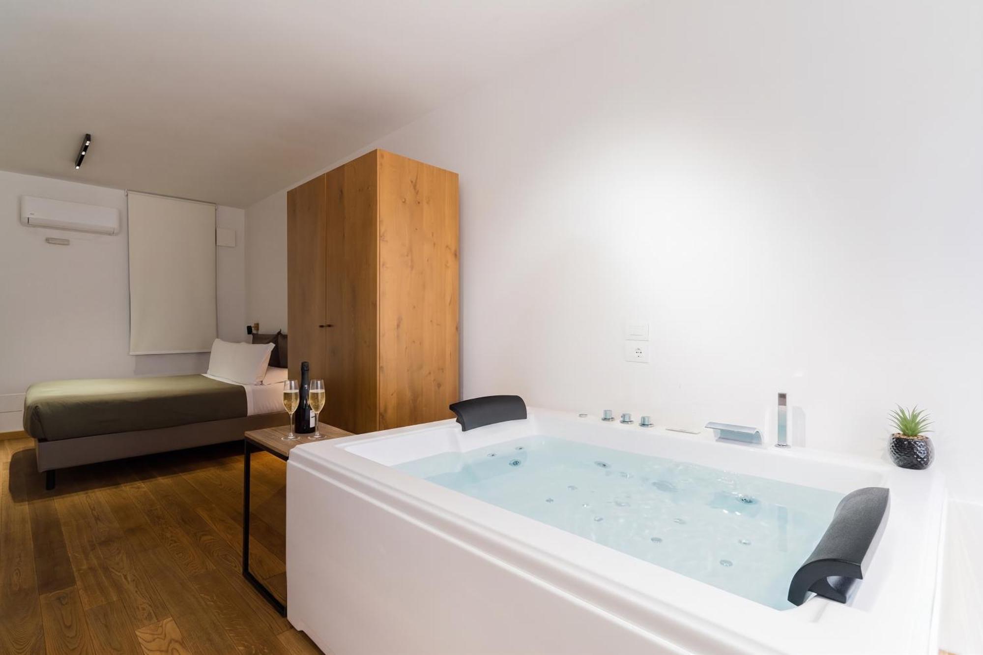 Deluxe Suite mit Whirlpool-Badewanne