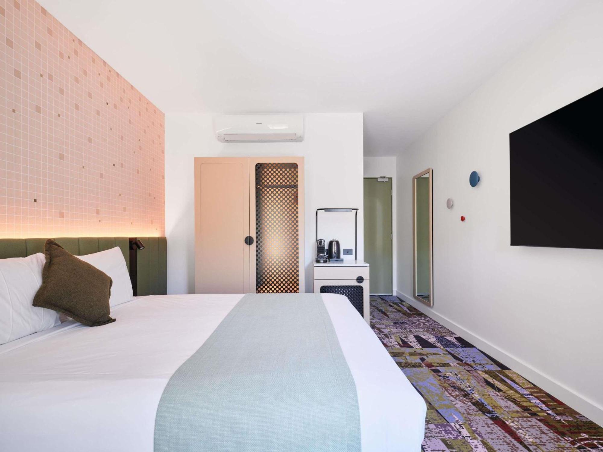 Superior King Room Accessible Bathroom