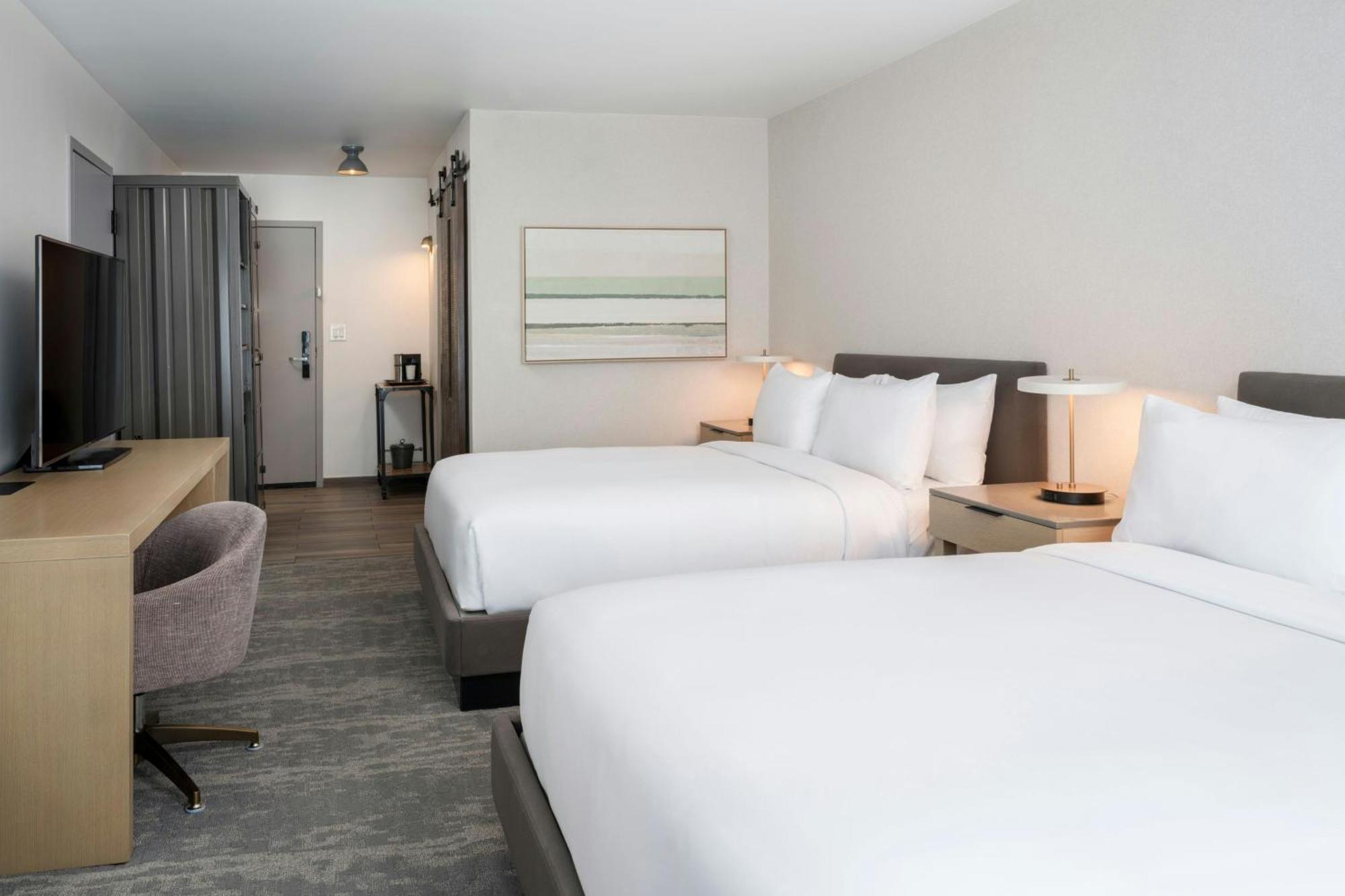Chambre avec 2 Lits Queen-Size et Douche Accessible en Fauteuil Roulant - Adaptée aux Personnes à Mobilité Réduite et Malentendantes - Vue sur Cour