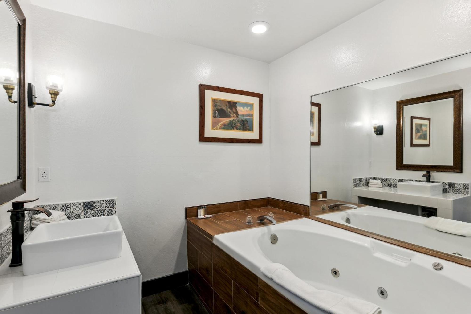 Deluxe King Suite Spa Bath