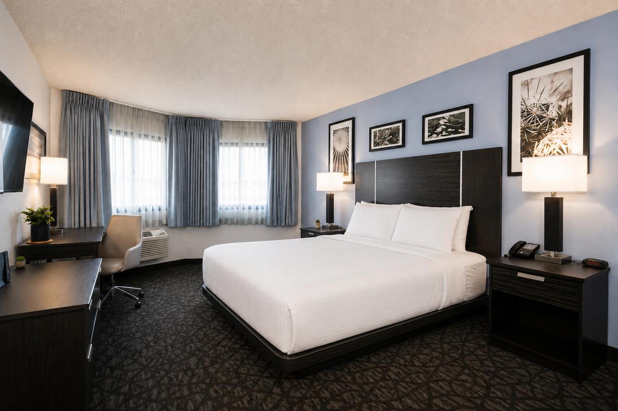 Deluxe King Room Mobility or Hearing Accessible Roll Shower or Non-Smoking