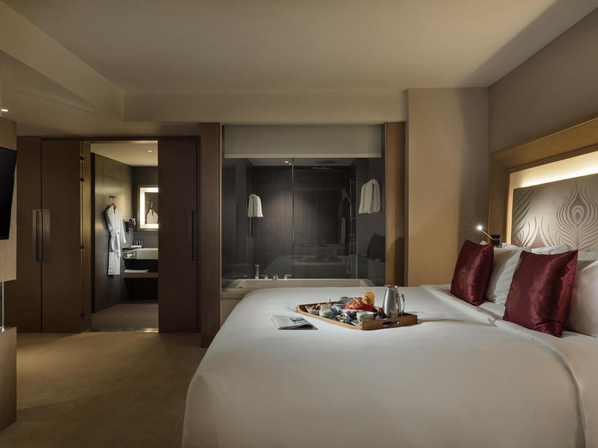 Deluxe Suite Bathtub
