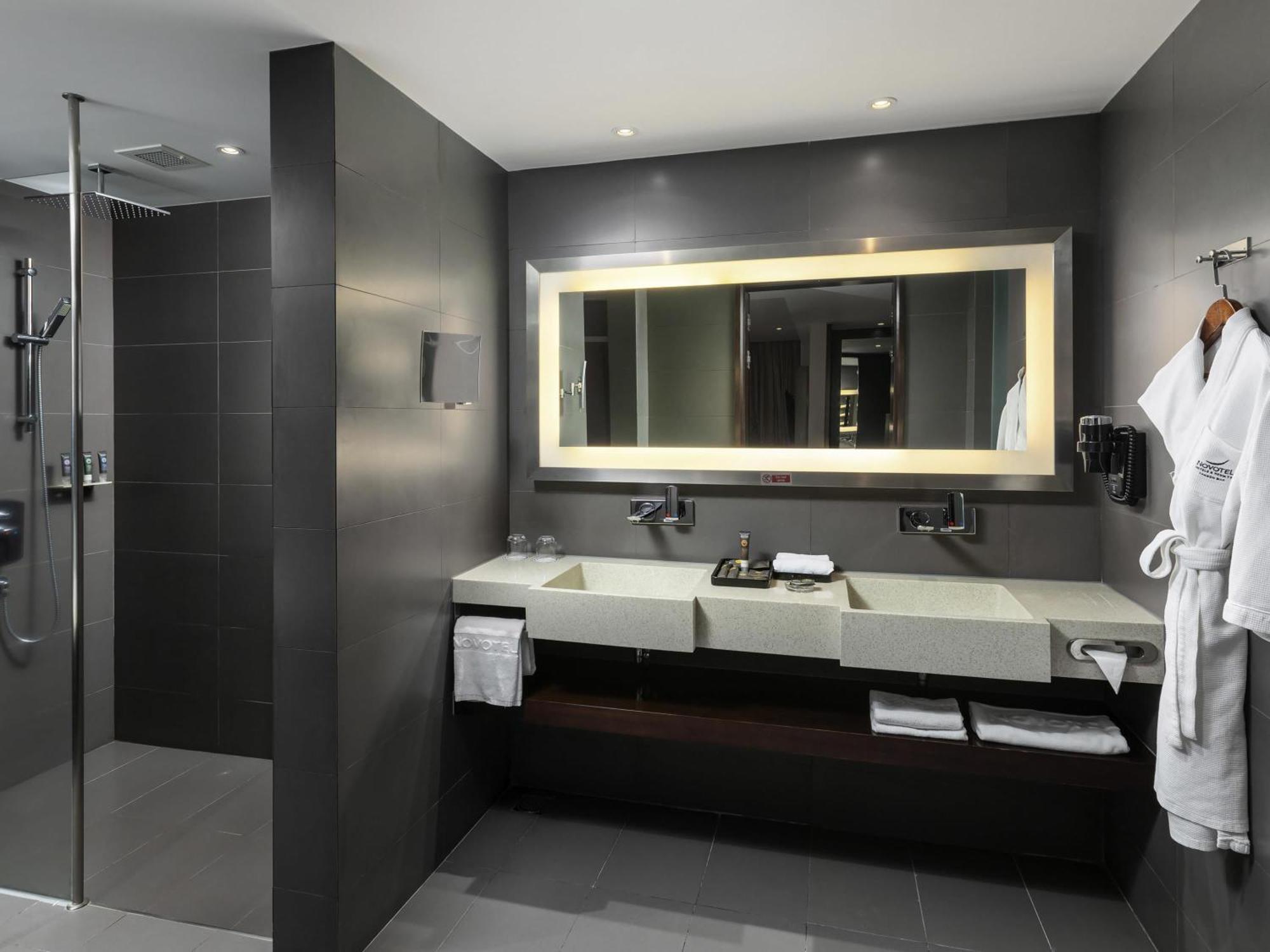 Deluxe Suite Bathtub