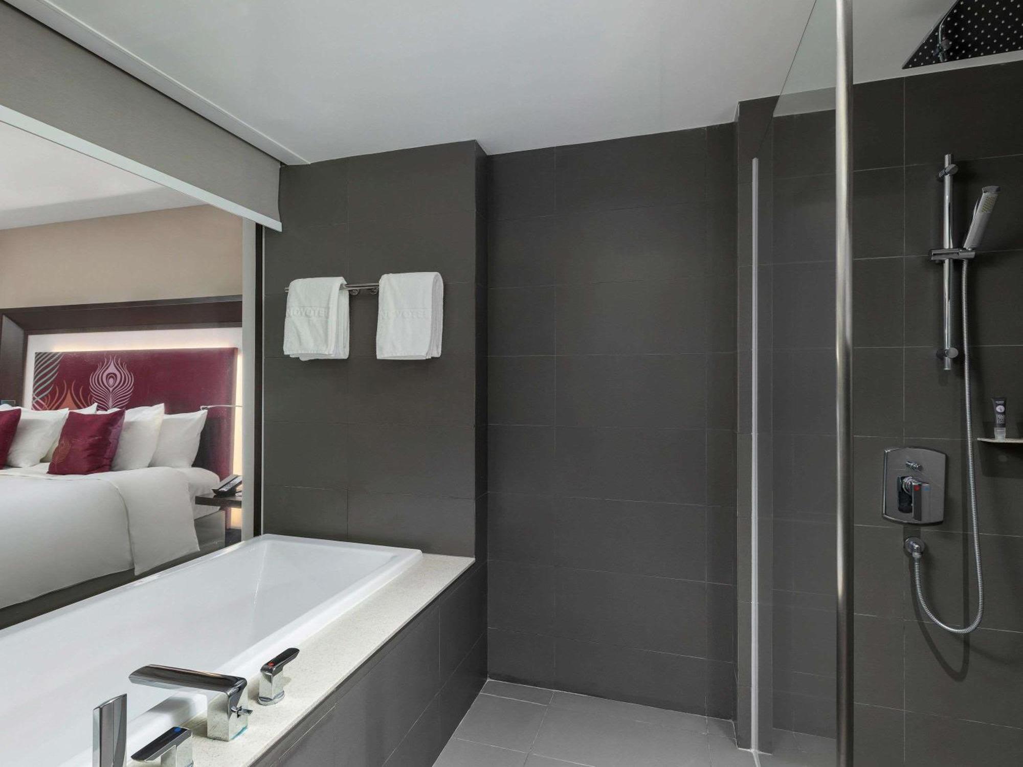 Executive Luxury Suite Bathtub
