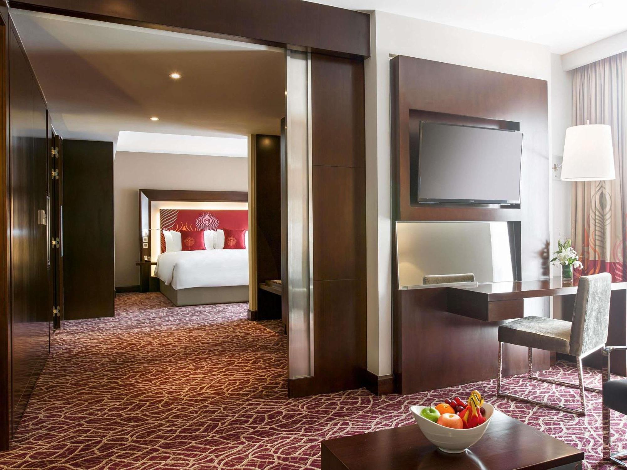 Executive Luxury Suite Bathtub