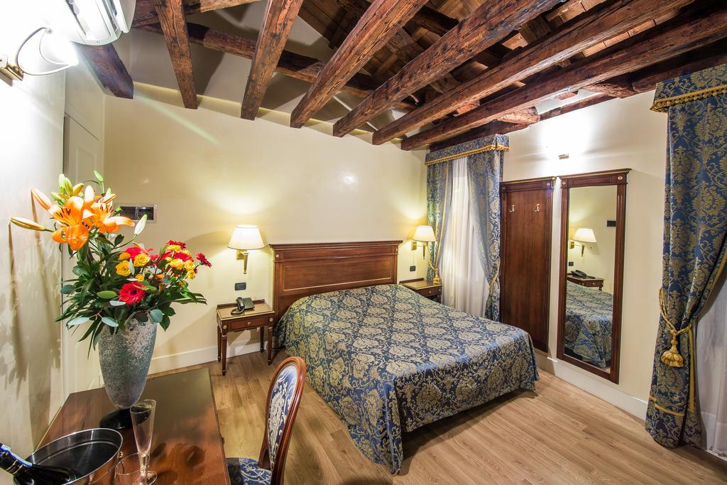 Habitación Doble con Vistas al Canal