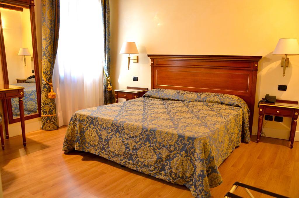 Habitación con cama grande y vistas al canal