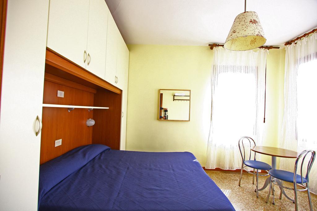 Double Room with Shower,446302305:JPEG