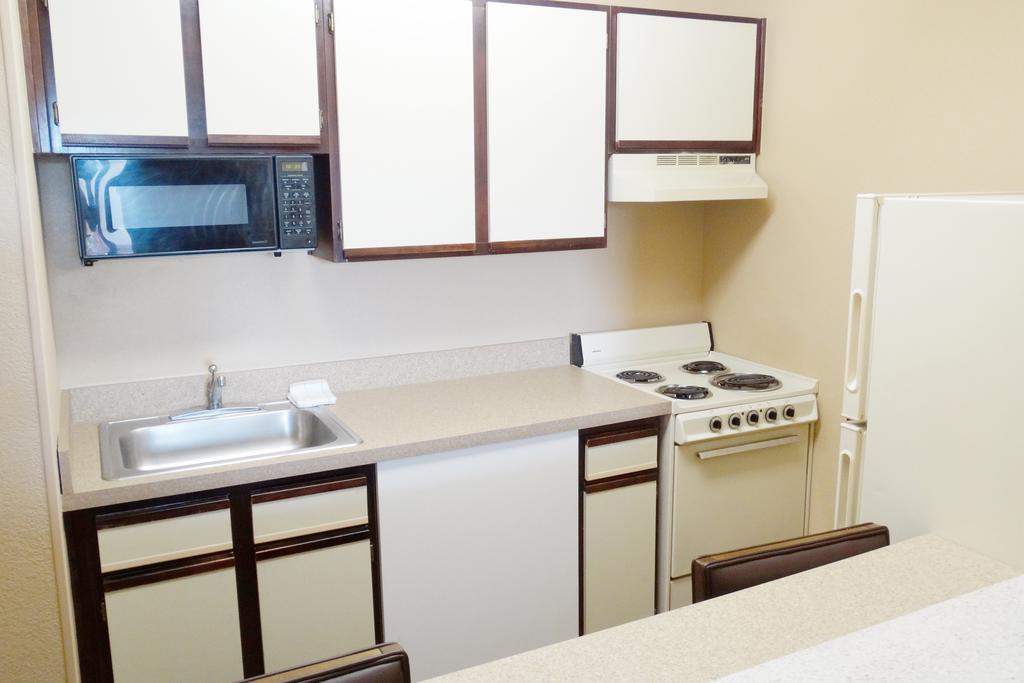 Deluxe Studio with 2 Queen Beds - Non-Smoking