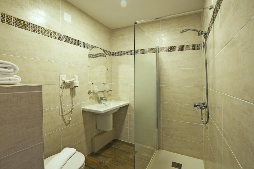 Standard Double Room,691129380:JPEG