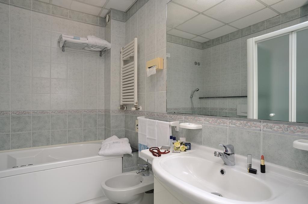 Double or Twin Room with Sea View,438855600:JPEG