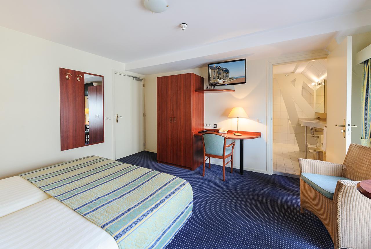 Superior Twin Room with Side Sea View
