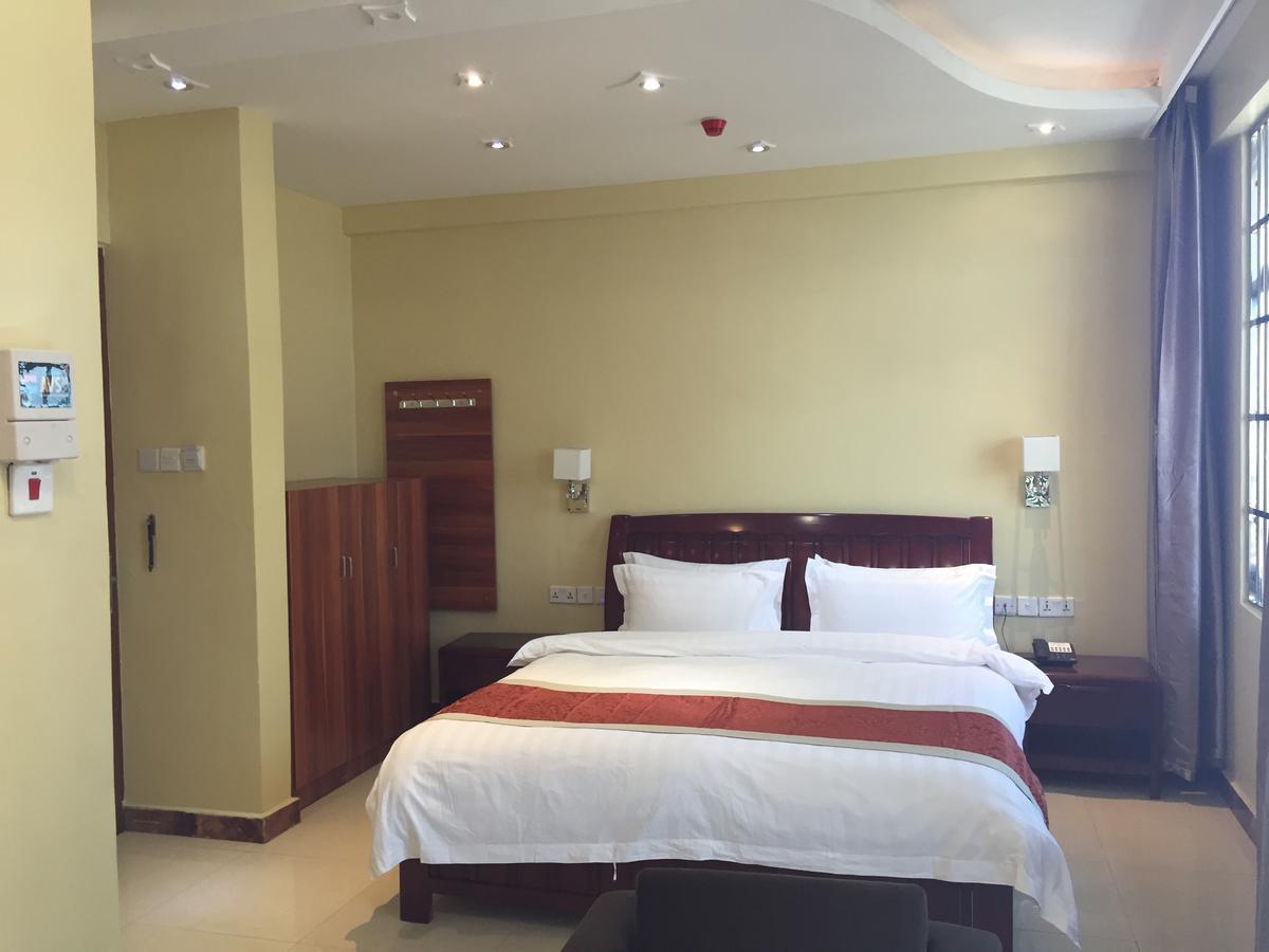 Habitación con cama grande y balcón