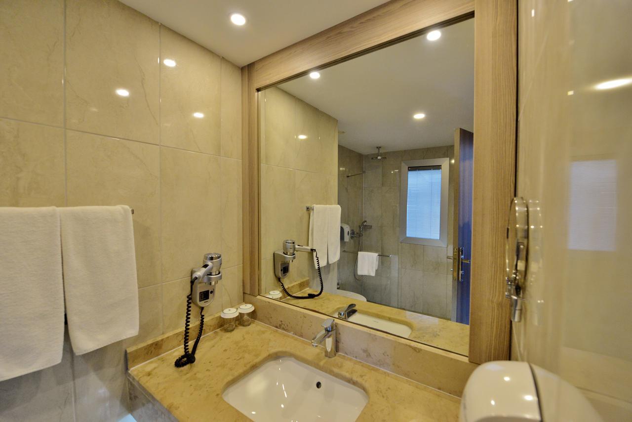 Standard Room with Partial Sea View,580967184:JPEG