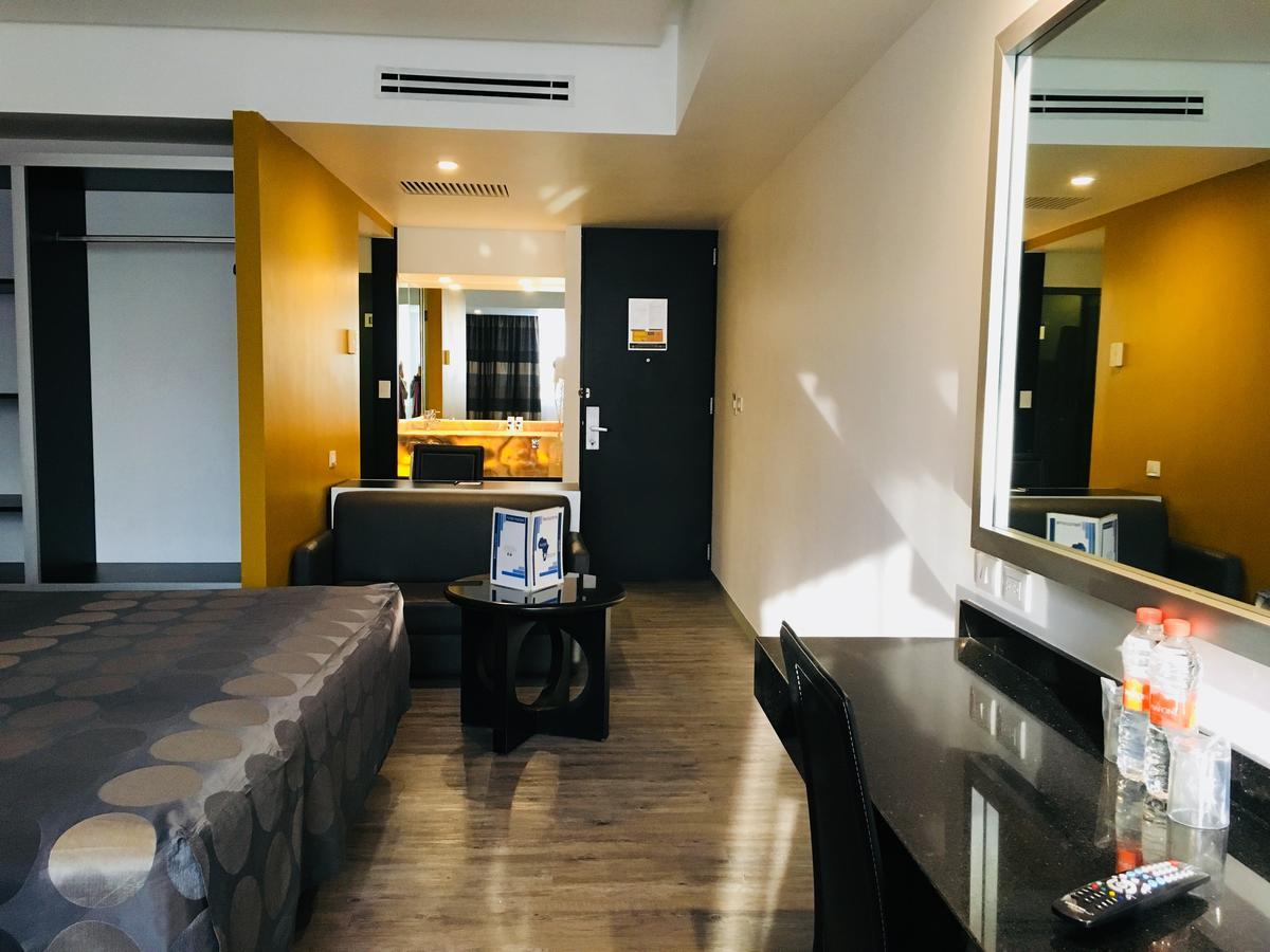 Habitación con cama extragrande.