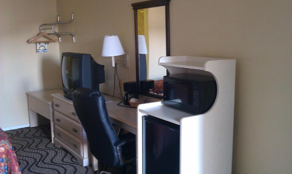 King Room with Roll-In Shower - Mobility Access/Non-Smoking