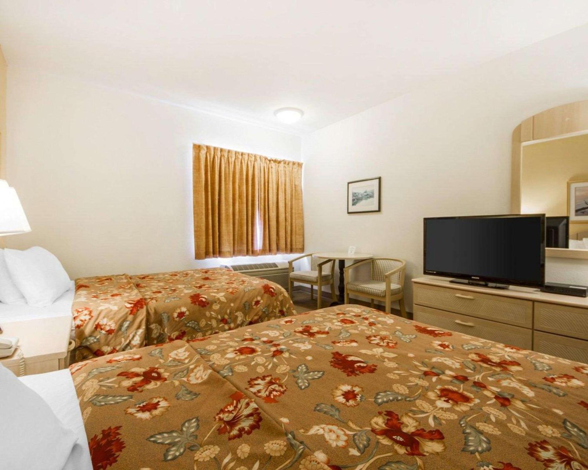 Queen Room with Two Queen Beds - Non-Smoking,1276674700:JPEG