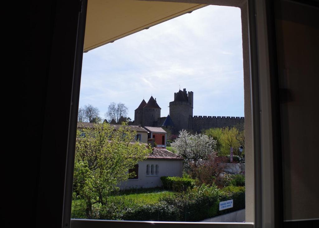 Twin Room Medieval city view,692275842:JPEG