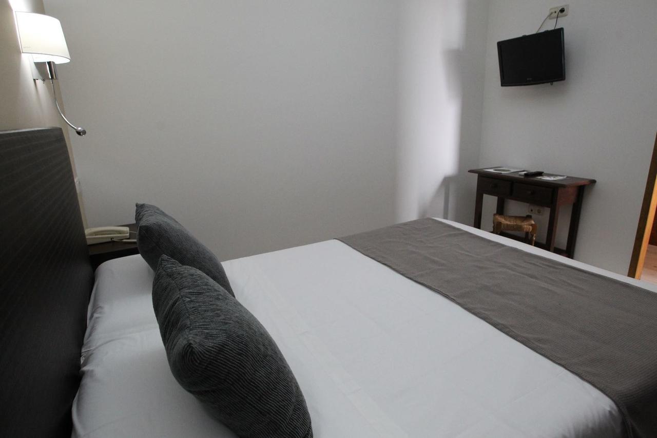 Habitación con cama grande